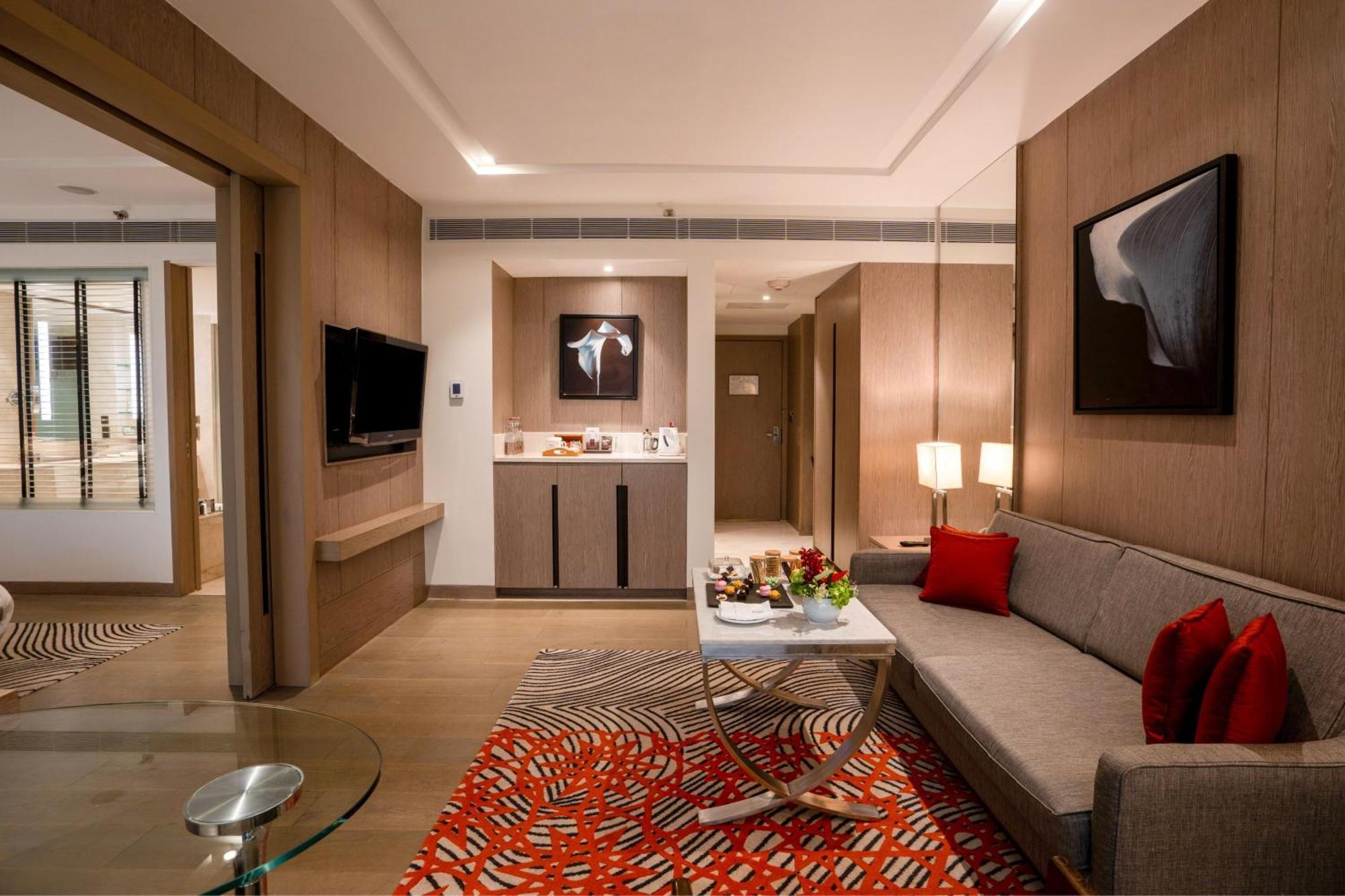 Executive Queen Suite - Club Level