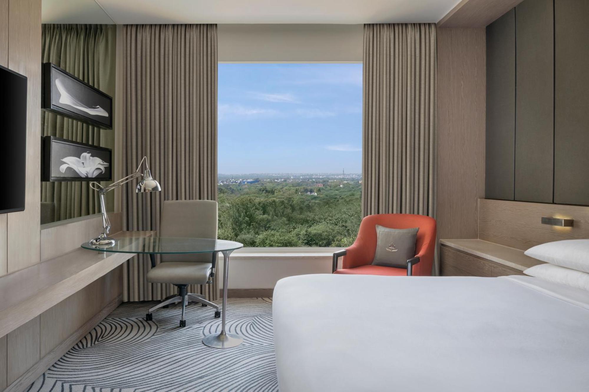 Executive Club Queen Room with City View