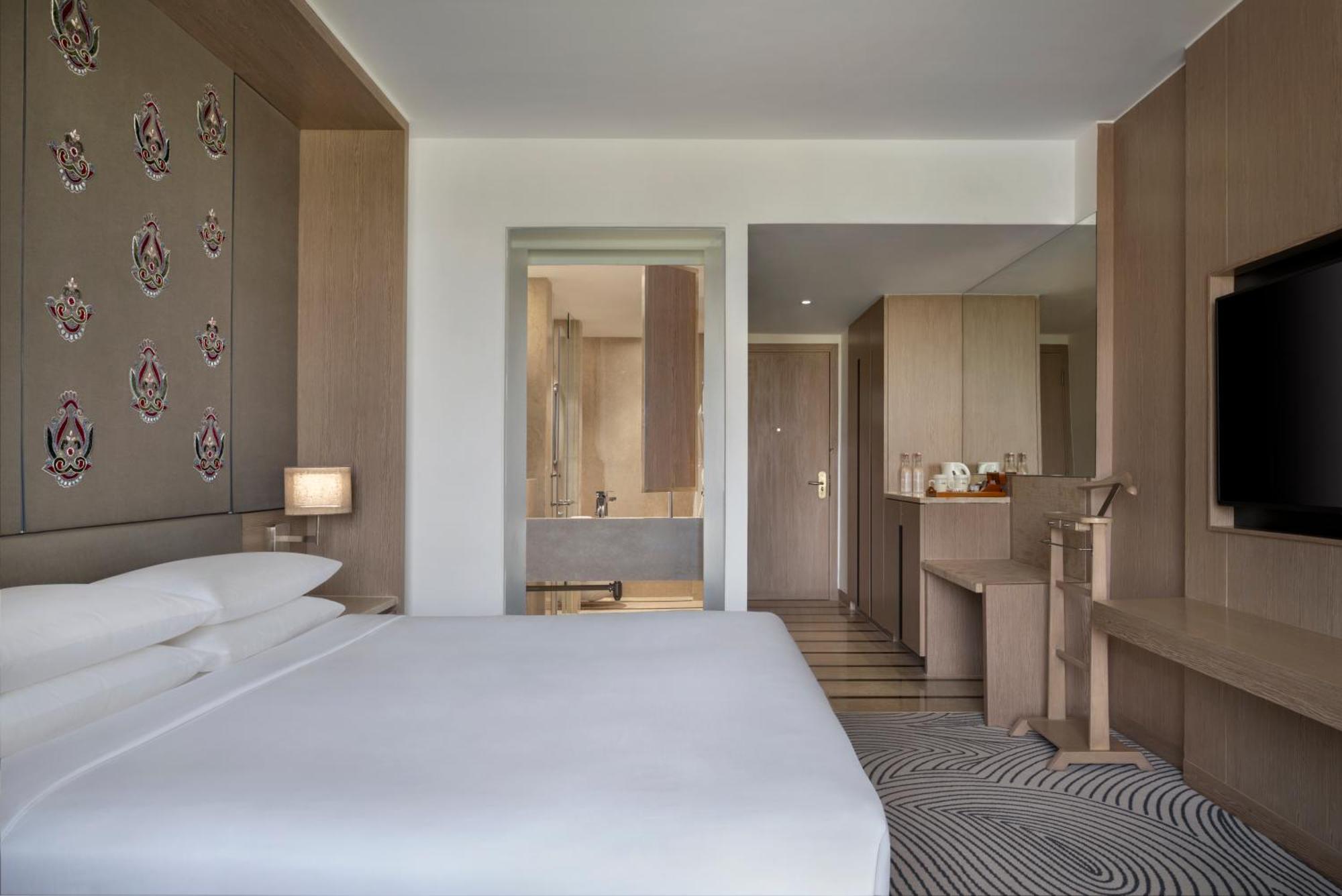 Deluxe Queen Room with City View and Pool Access